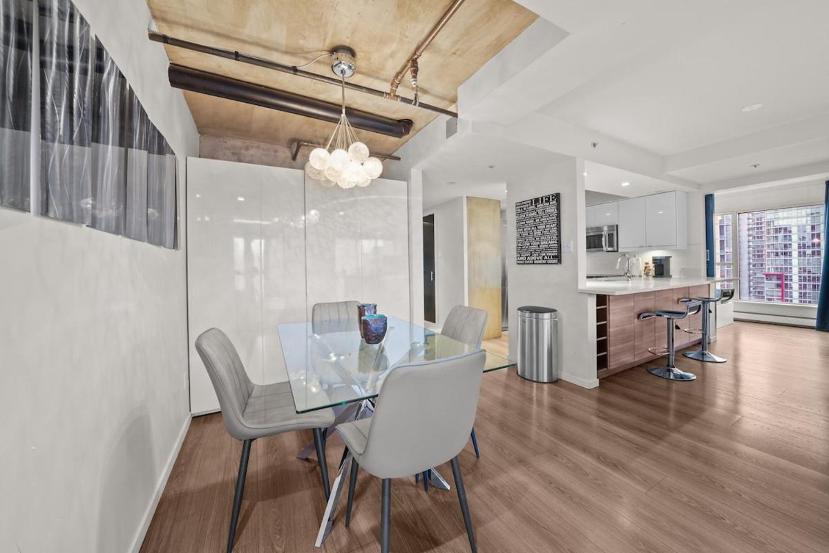 Beautiful 2 Bed Home Dt With Free Parking 溫哥華 外观 照片